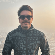 Caio Guioti Arquiteto de soluções em nuvem e especialista em segurança da informação. Com bacharelado em Sistemas de Informação e mestrado em Ciências da Computação pela UEL, traz vasta experiência em engenharia de software e gestão de bancos de dados, garantindo soluções em nuvem robustas e seguras.