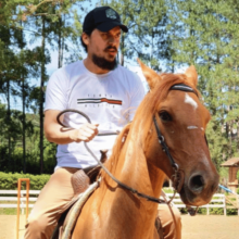Pietro Oliveira Forte liderança e expertise em inteligência artificial e metodologias ágeis. Graduado em Sistemas de Informação pela Pontifícia Universidade Católica do Paraná, tem uma abordagem orientada por dados e experiência em computação em nuvem, assegurando inovações tecnológicas contínuas.